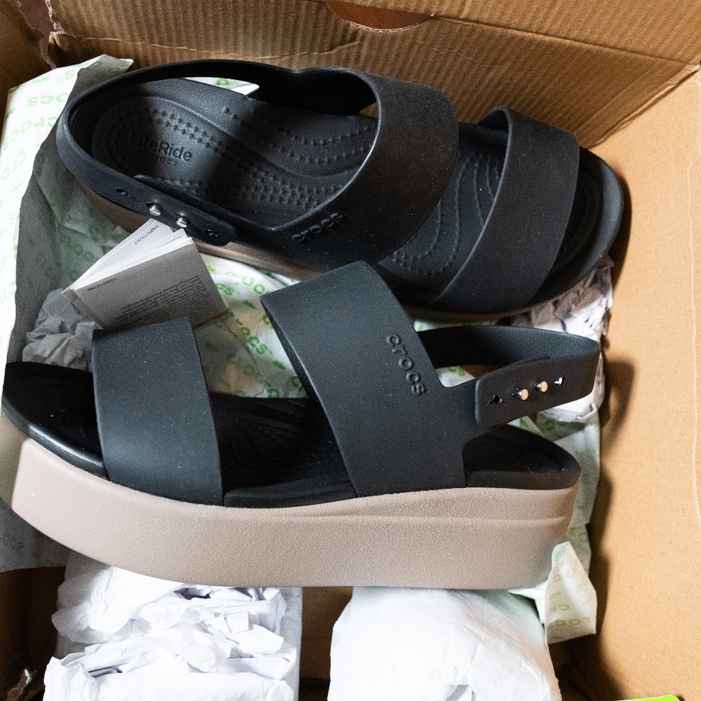 Crocs Women’s Brooklyn Low Wedges, Platform Sandals Size US W 8